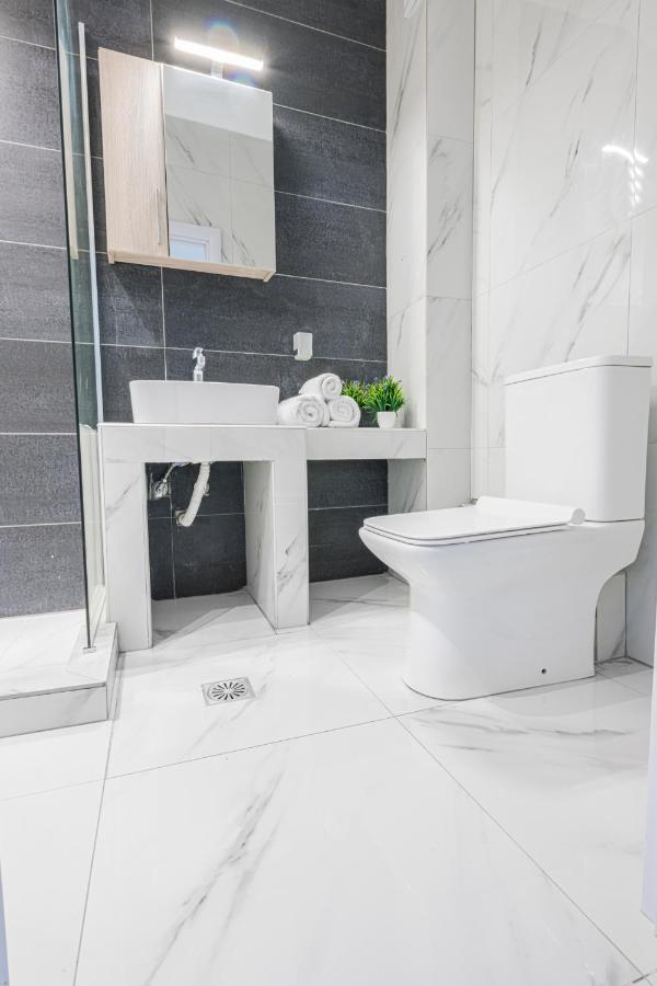 Design Suites Efharis Néa Péramos Exteriör bild