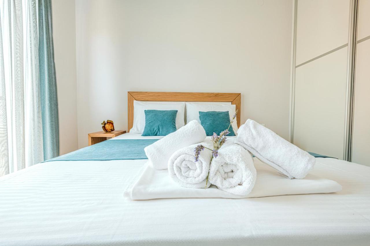 Design Suites Efharis Néa Péramos Exteriör bild