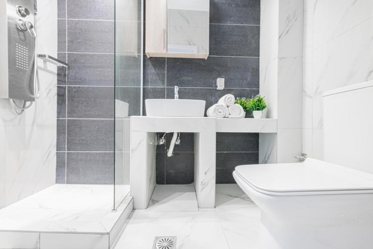 Design Suites Efharis Néa Péramos Exteriör bild