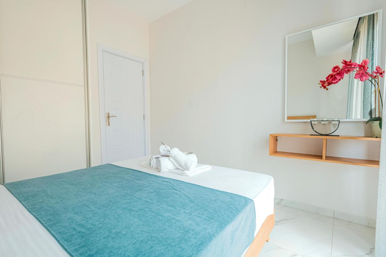 Design Suites Efharis Néa Péramos Exteriör bild