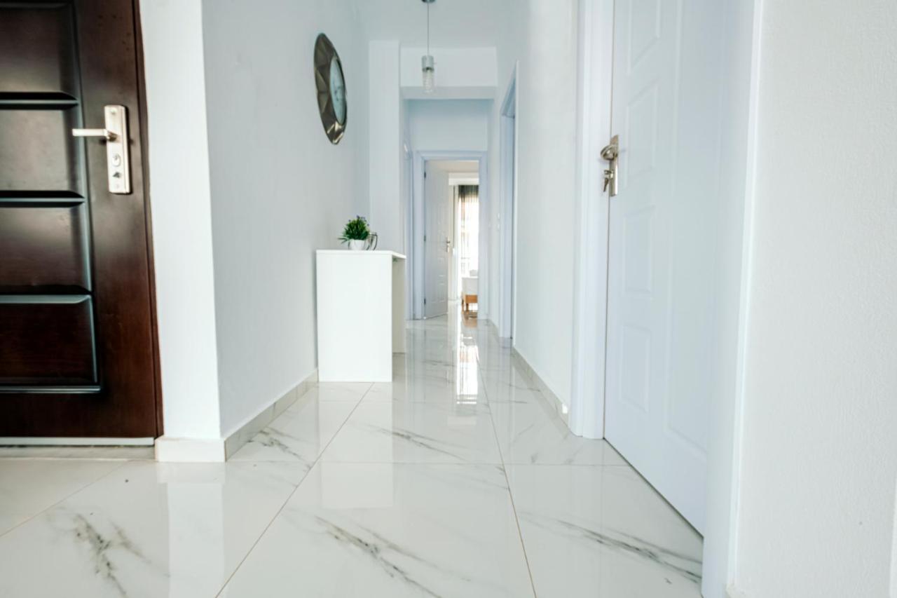 Design Suites Efharis Néa Péramos Exteriör bild