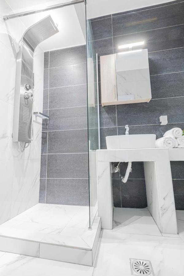 Design Suites Efharis Néa Péramos Exteriör bild