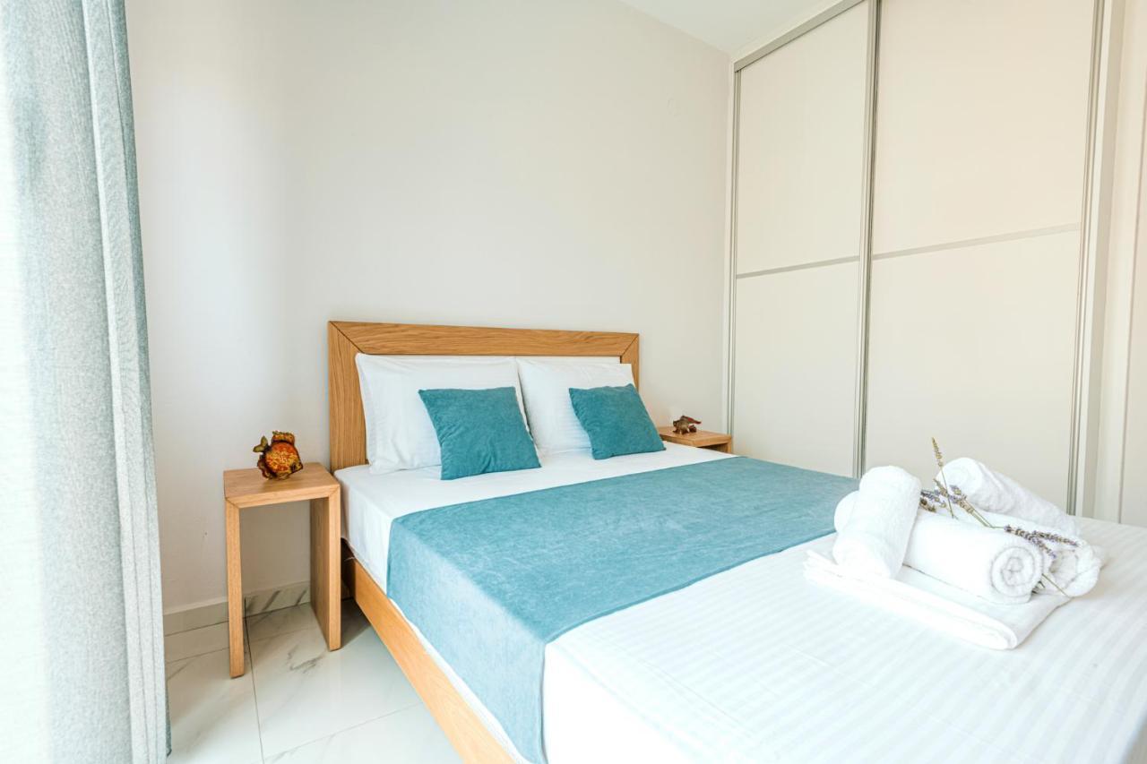 Design Suites Efharis Néa Péramos Exteriör bild