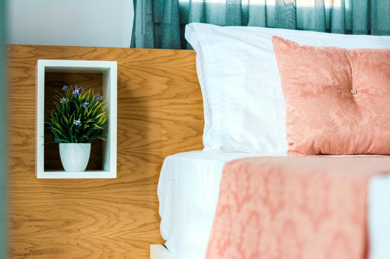 Design Suites Efharis Néa Péramos Exteriör bild